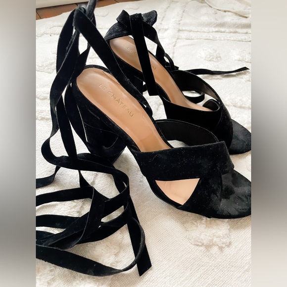 Le Chateau Women’s tie-up black velvet sandal pump shoes, size 7.5 - Picture 2 of 5